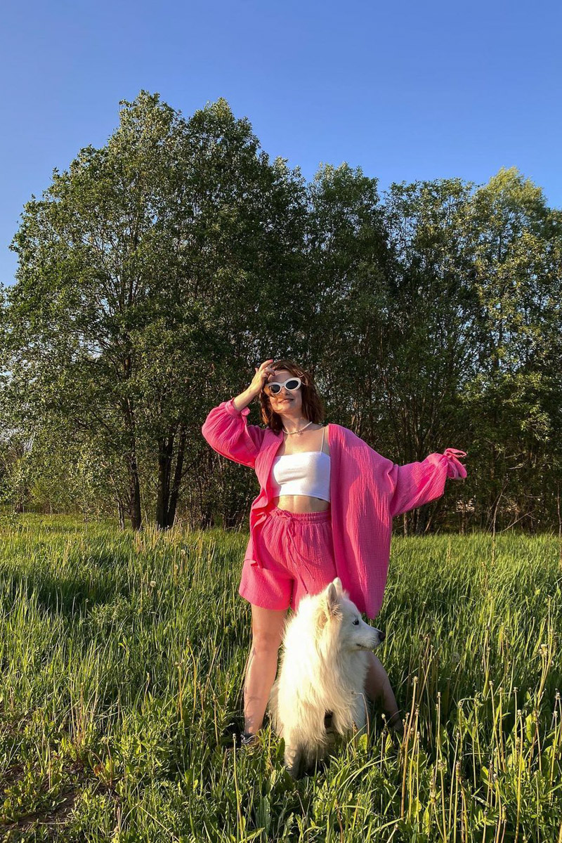 Рафинированный тренд на Барби облетел весь мир, заразив заодно и 33-й регион. Девушки активно примеряют на себя кукольные образы: кто при помощи нейросетей, кто в формате фотосессий. Эксперимент удался, хоть и получился немного приторным, а самые яркие look`и «Ключ-Медиа» собрал в своем обзоре