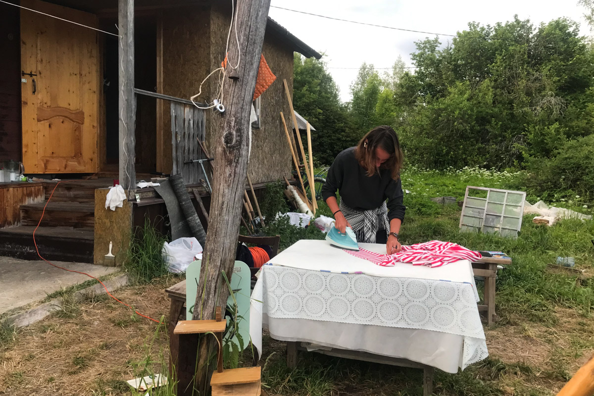 Пять женщин уехали из Москвы, чтобы на лето поселиться в деревне Кольчугинского района с населением, по данным 2021 года, всего шесть человек. Звучит как начало интригующего рассказа с неожиданным концом. Так и есть! Необычный эксперимент столичных барышень превратился в проект выживания и познания самих себя под названием «Непростодом»