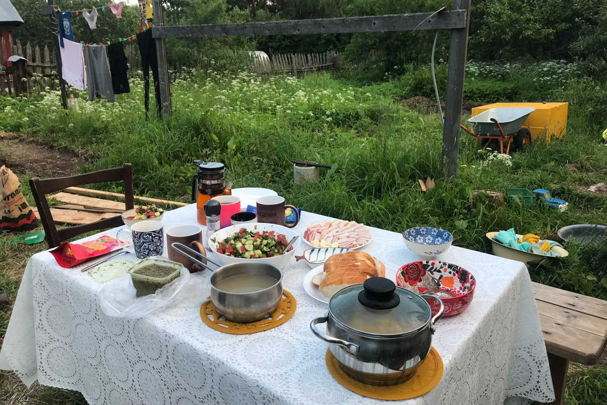 Пять женщин уехали из Москвы, чтобы на лето поселиться в деревне Кольчугинского района с населением, по данным 2021 года, всего шесть человек. Звучит как начало интригующего рассказа с неожиданным концом. Так и есть! Необычный эксперимент столичных барышень превратился в проект выживания и познания самих себя под названием «Непростодом»