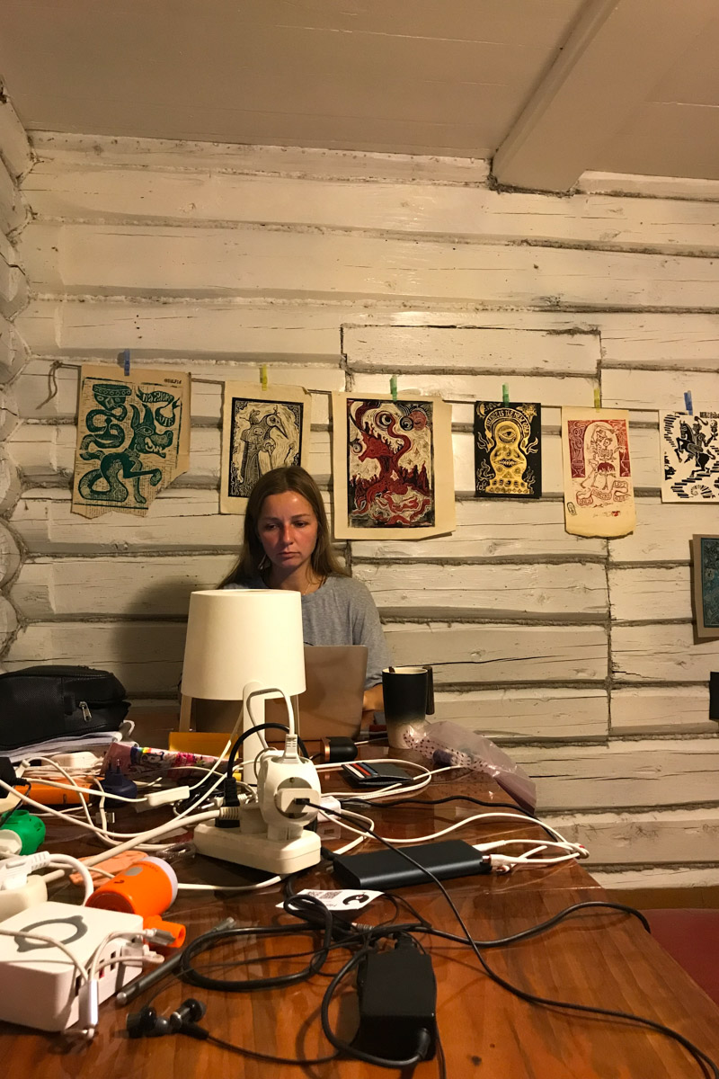 Пять женщин уехали из Москвы, чтобы на лето поселиться в деревне Кольчугинского района с населением, по данным 2021 года, всего шесть человек. Звучит как начало интригующего рассказа с неожиданным концом. Так и есть! Необычный эксперимент столичных барышень превратился в проект выживания и познания самих себя под названием «Непростодом»