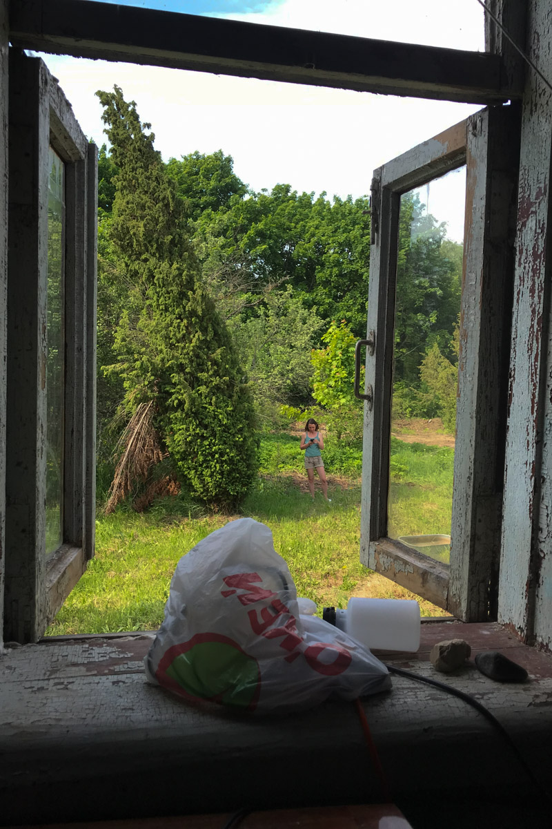 Пять женщин уехали из Москвы, чтобы на лето поселиться в деревне Кольчугинского района с населением, по данным 2021 года, всего шесть человек. Звучит как начало интригующего рассказа с неожиданным концом. Так и есть! Необычный эксперимент столичных барышень превратился в проект выживания и познания самих себя под названием «Непростодом»