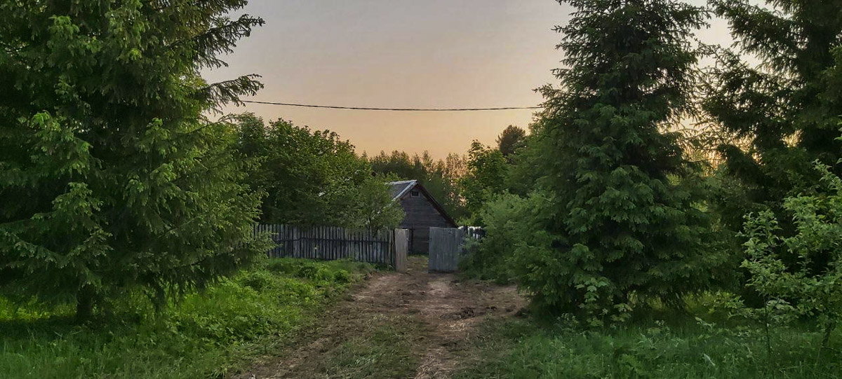 Пять женщин уехали из Москвы, чтобы на лето поселиться в деревне Кольчугинского района с населением, по данным 2021 года, всего шесть человек. Звучит как начало интригующего рассказа с неожиданным концом. Так и есть! Необычный эксперимент столичных барышень превратился в проект выживания и познания самих себя под названием «Непростодом»