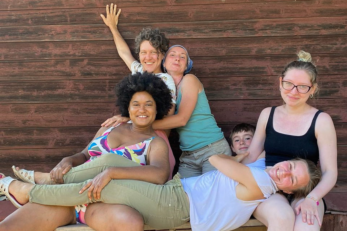 Пять женщин уехали из Москвы, чтобы на лето поселиться в деревне Кольчугинского района с населением, по данным 2021 года, всего шесть человек. Звучит как начало интригующего рассказа с неожиданным концом. Так и есть! Необычный эксперимент столичных барышень превратился в проект выживания и познания самих себя под названием «Непростодом»