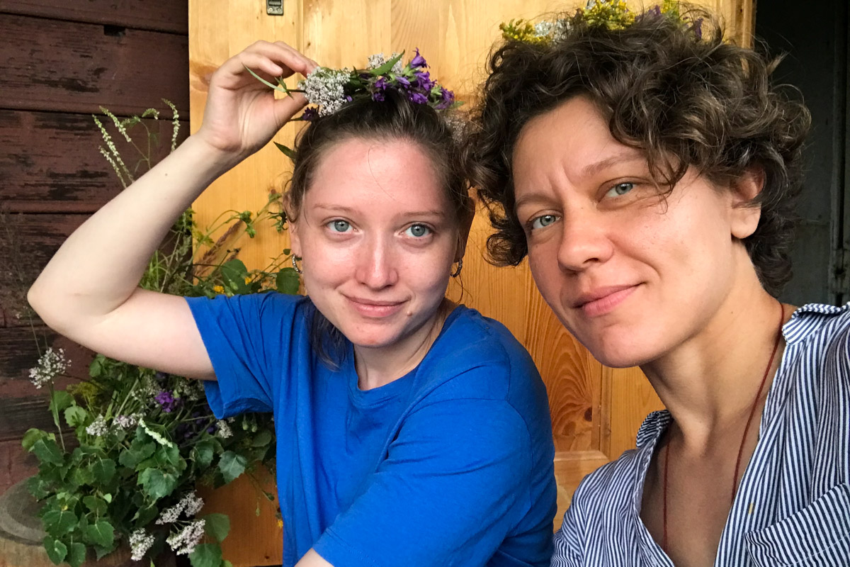 Пять женщин уехали из Москвы, чтобы на лето поселиться в деревне Кольчугинского района с населением, по данным 2021 года, всего шесть человек. Звучит как начало интригующего рассказа с неожиданным концом. Так и есть! Необычный эксперимент столичных барышень превратился в проект выживания и познания самих себя под названием «Непростодом»