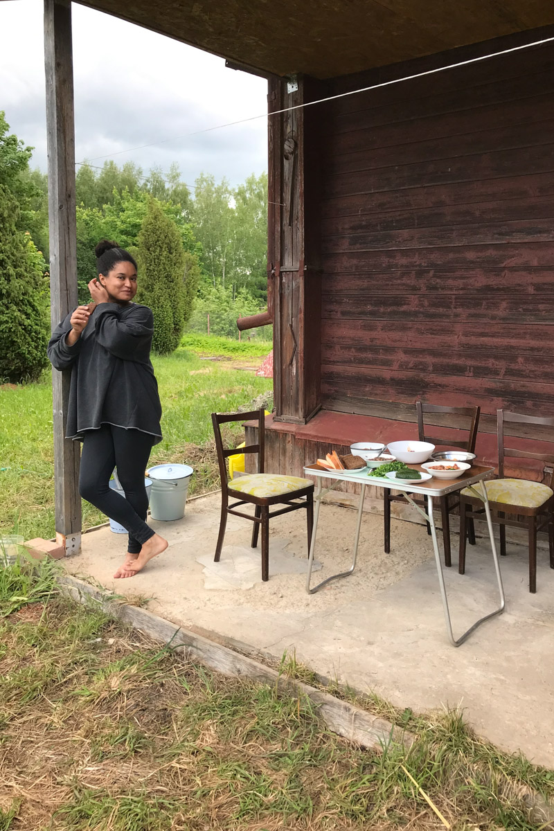 Пять женщин уехали из Москвы, чтобы на лето поселиться в деревне Кольчугинского района с населением, по данным 2021 года, всего шесть человек. Звучит как начало интригующего рассказа с неожиданным концом. Так и есть! Необычный эксперимент столичных барышень превратился в проект выживания и познания самих себя под названием «Непростодом»