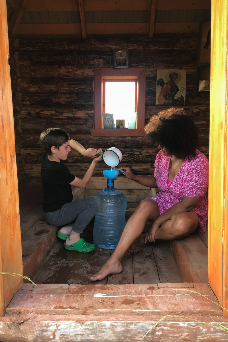 Пять женщин уехали из Москвы, чтобы на лето поселиться в деревне Кольчугинского района с населением, по данным 2021 года, всего шесть человек. Звучит как начало интригующего рассказа с неожиданным концом. Так и есть! Необычный эксперимент столичных барышень превратился в проект выживания и познания самих себя под названием «Непростодом»