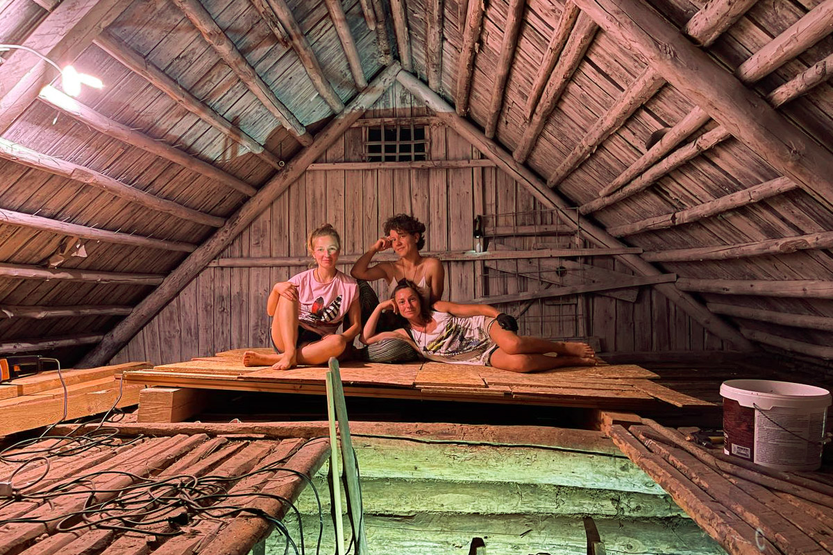 Пять женщин уехали из Москвы, чтобы на лето поселиться в деревне Кольчугинского района с населением, по данным 2021 года, всего шесть человек. Звучит как начало интригующего рассказа с неожиданным концом. Так и есть! Необычный эксперимент столичных барышень превратился в проект выживания и познания самих себя под названием «Непростодом»