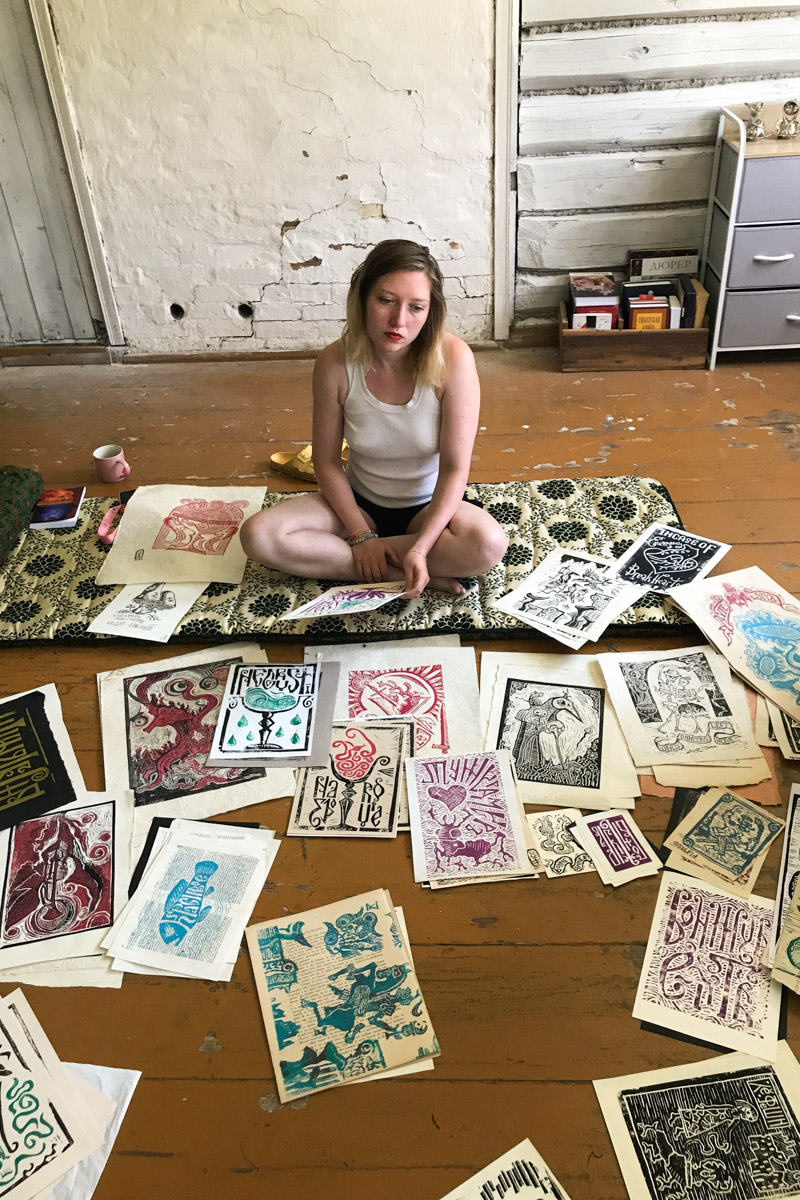 Пять женщин уехали из Москвы, чтобы на лето поселиться в деревне Кольчугинского района с населением, по данным 2021 года, всего шесть человек. Звучит как начало интригующего рассказа с неожиданным концом. Так и есть! Необычный эксперимент столичных барышень превратился в проект выживания и познания самих себя под названием «Непростодом»