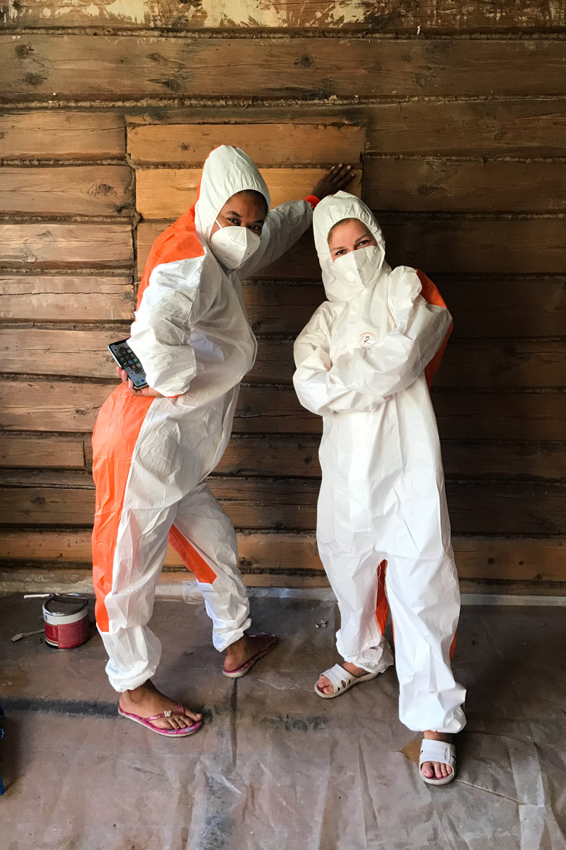 Пять женщин уехали из Москвы, чтобы на лето поселиться в деревне Кольчугинского района с населением, по данным 2021 года, всего шесть человек. Звучит как начало интригующего рассказа с неожиданным концом. Так и есть! Необычный эксперимент столичных барышень превратился в проект выживания и познания самих себя под названием «Непростодом»