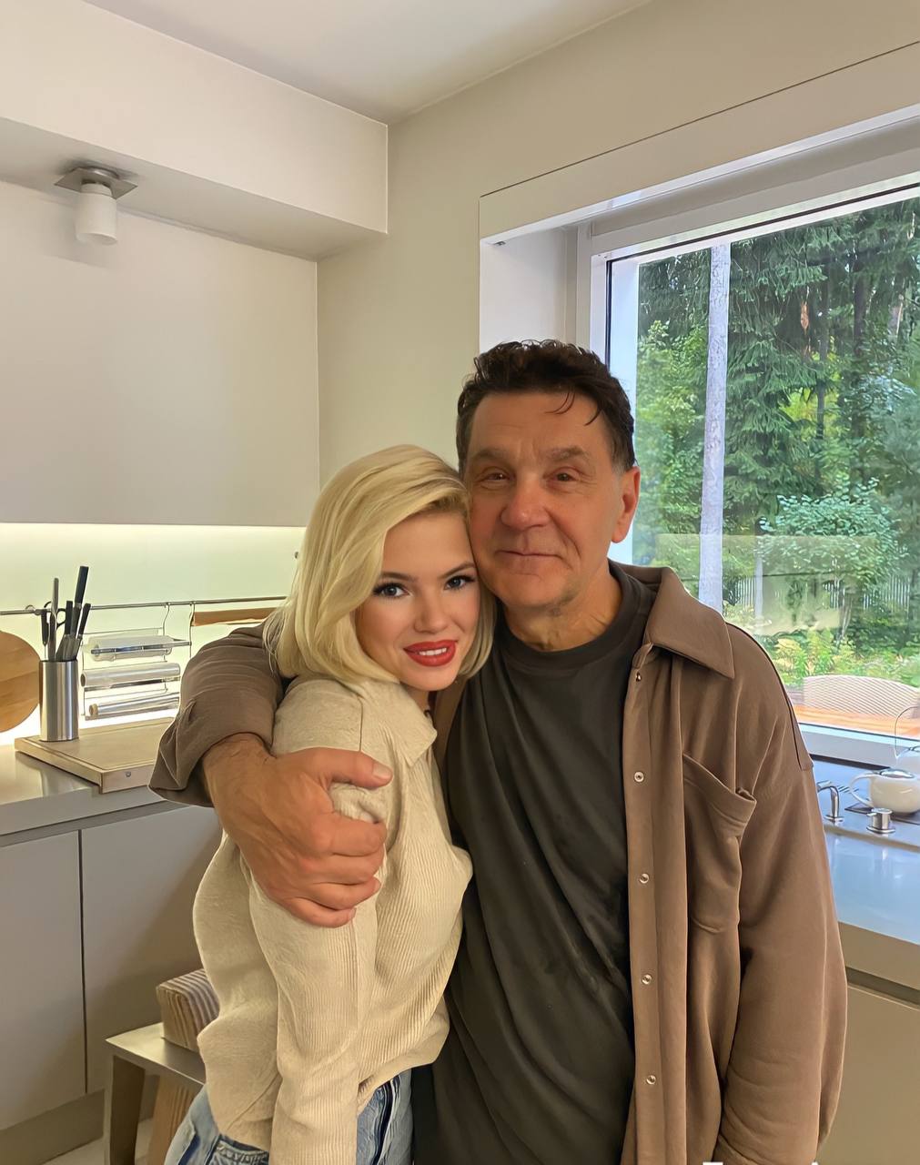 Жизнь экс-участницы Comedy Woman Софьи Лобановой неразрывно связана с юмором. На этот раз девушка из Владимира снялась в новом комедийном сериале «Телохранители», где ее партнером на площадке стал сам Сергей Маковецкий. О появлении новой строчки в своей фильмографии актриса рассказала «Ключ-Медиа»