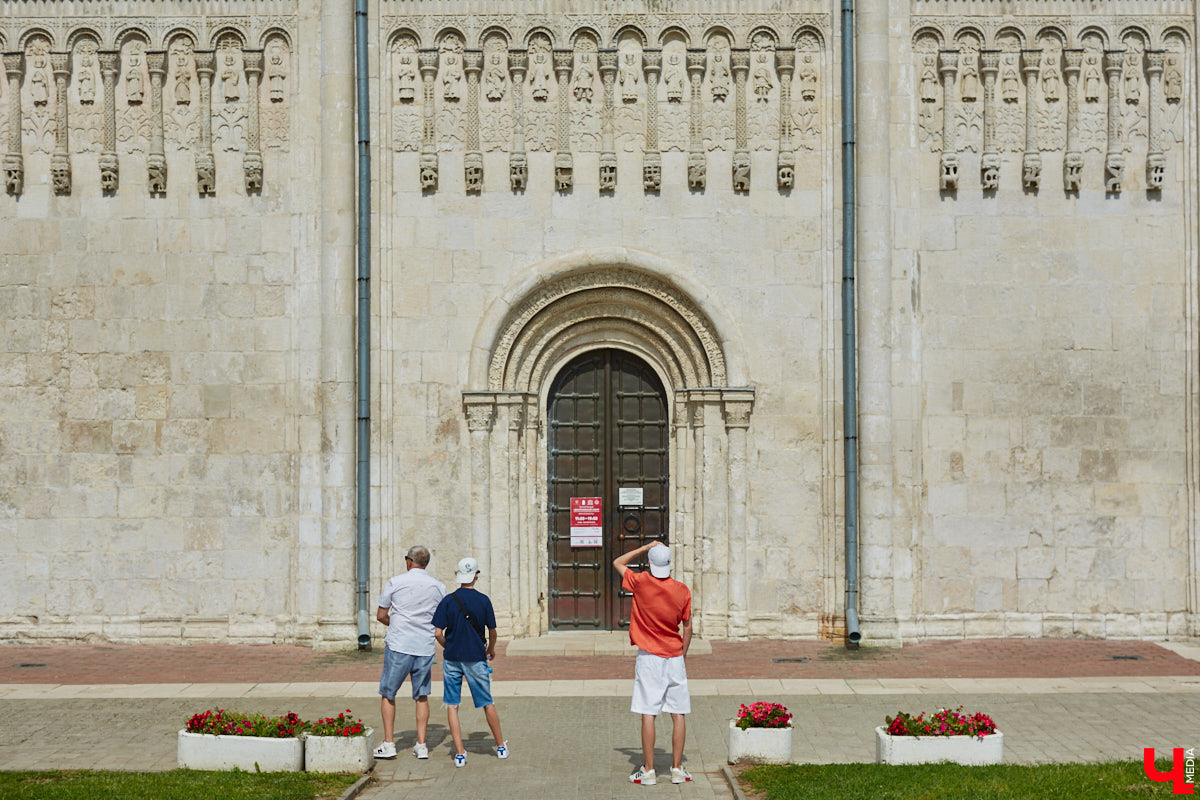 Туристы могут подметить в городе то, что не замечают местные жители. Первые впечатления, конечно, бывают ошибочными, но атмосферу гости считывают с первых минут. Что же они думают о Владимире? «Ключ-Медиа» задал этот вопрос приезжим, гуляющим в центре 