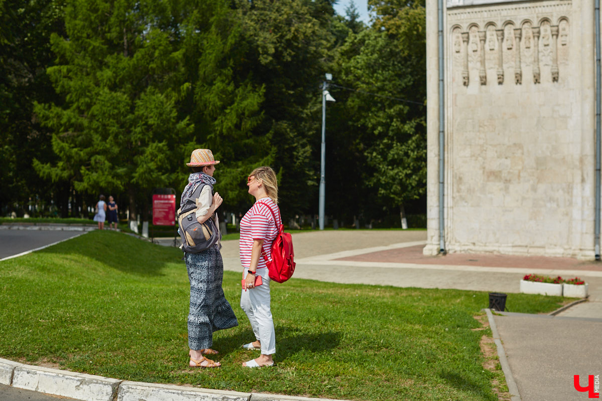 Туристы могут подметить в городе то, что не замечают местные жители. Первые впечатления, конечно, бывают ошибочными, но атмосферу гости считывают с первых минут. Что же они думают о Владимире? «Ключ-Медиа» задал этот вопрос приезжим, гуляющим в центре 