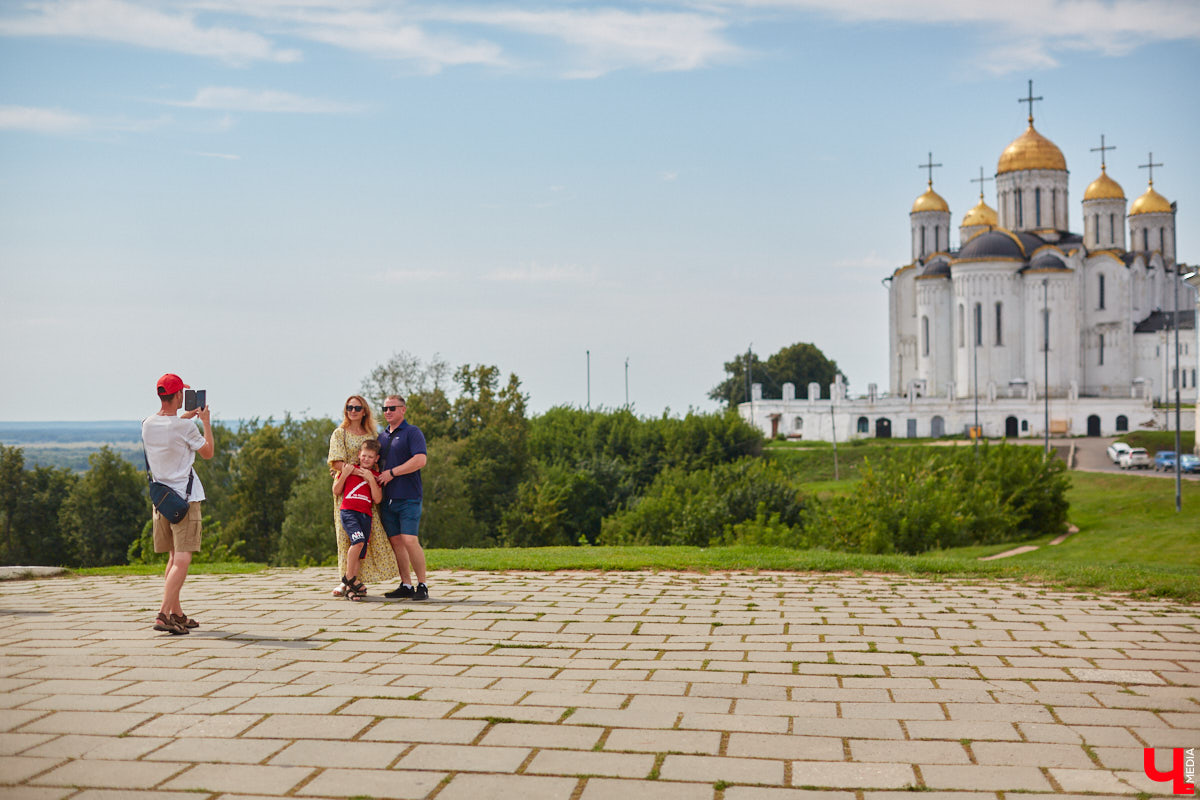 Туристы могут подметить в городе то, что не замечают местные жители. Первые впечатления, конечно, бывают ошибочными, но атмосферу гости считывают с первых минут. Что же они думают о Владимире? «Ключ-Медиа» задал этот вопрос приезжим, гуляющим в центре 