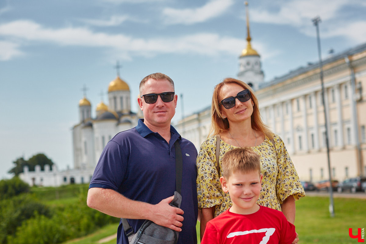 Туристы могут подметить в городе то, что не замечают местные жители. Первые впечатления, конечно, бывают ошибочными, но атмосферу гости считывают с первых минут. Что же они думают о Владимире? «Ключ-Медиа» задал этот вопрос приезжим, гуляющим в центре 