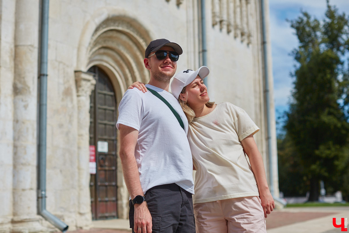 Туристы могут подметить в городе то, что не замечают местные жители. Первые впечатления, конечно, бывают ошибочными, но атмосферу гости считывают с первых минут. Что же они думают о Владимире? «Ключ-Медиа» задал этот вопрос приезжим, гуляющим в центре 
