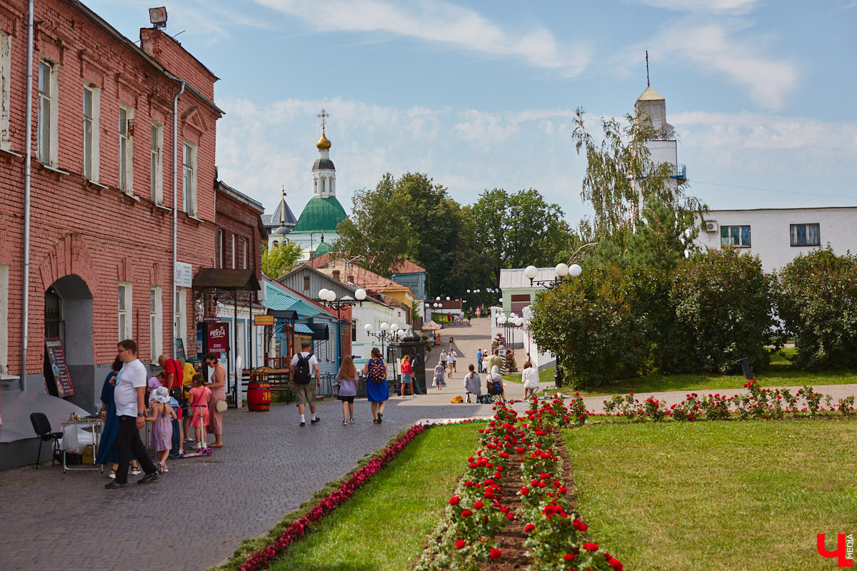 Туристы могут подметить в городе то, что не замечают местные жители. Первые впечатления, конечно, бывают ошибочными, но атмосферу гости считывают с первых минут. Что же они думают о Владимире? «Ключ-Медиа» задал этот вопрос приезжим, гуляющим в центре 