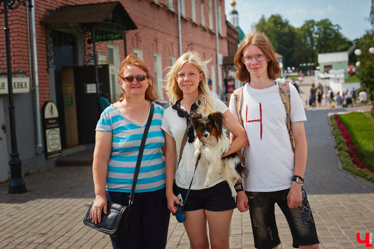 Туристы могут подметить в городе то, что не замечают местные жители. Первые впечатления, конечно, бывают ошибочными, но атмосферу гости считывают с первых минут. Что же они думают о Владимире? «Ключ-Медиа» задал этот вопрос приезжим, гуляющим в центре 