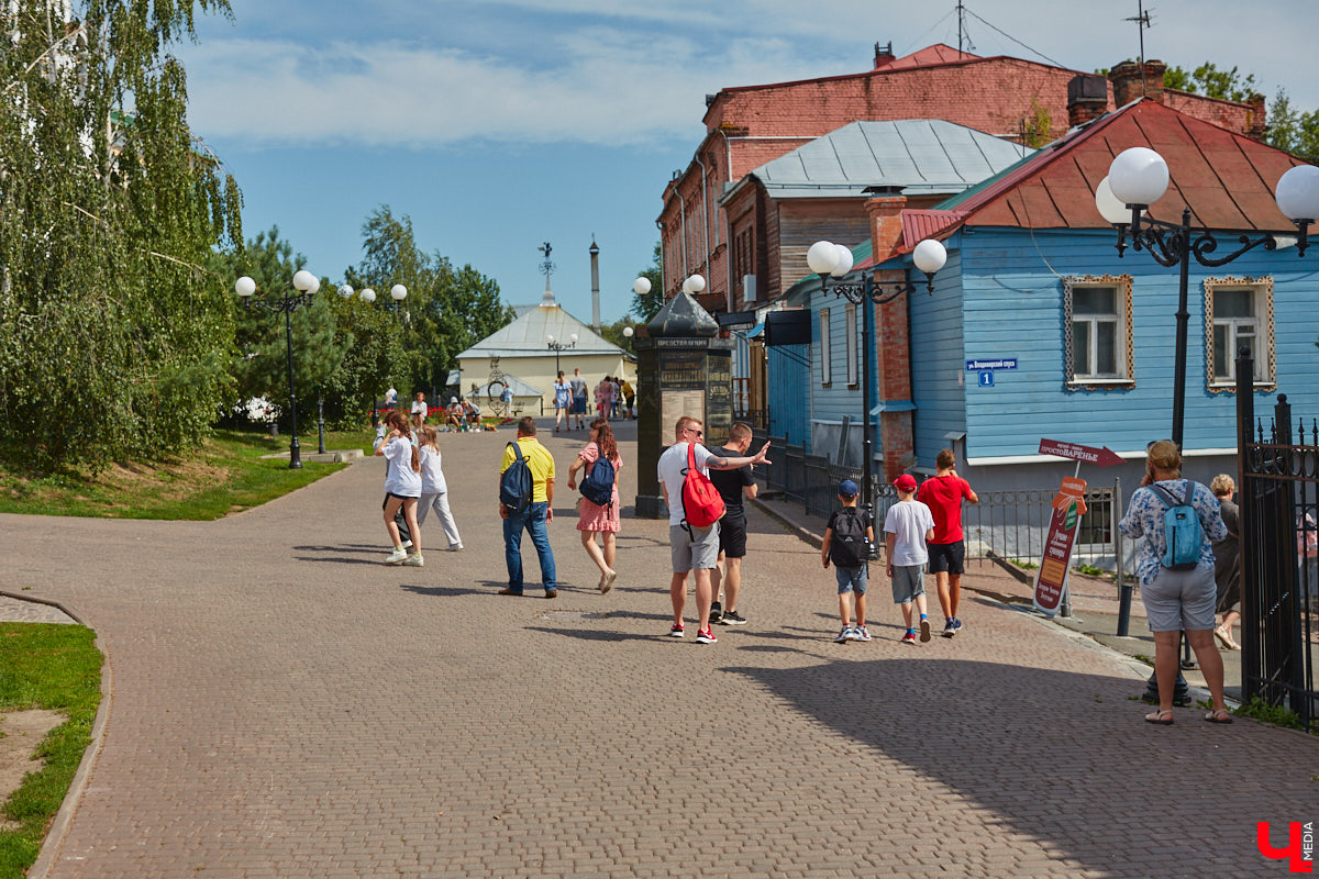 Туристы могут подметить в городе то, что не замечают местные жители. Первые впечатления, конечно, бывают ошибочными, но атмосферу гости считывают с первых минут. Что же они думают о Владимире? «Ключ-Медиа» задал этот вопрос приезжим, гуляющим в центре 