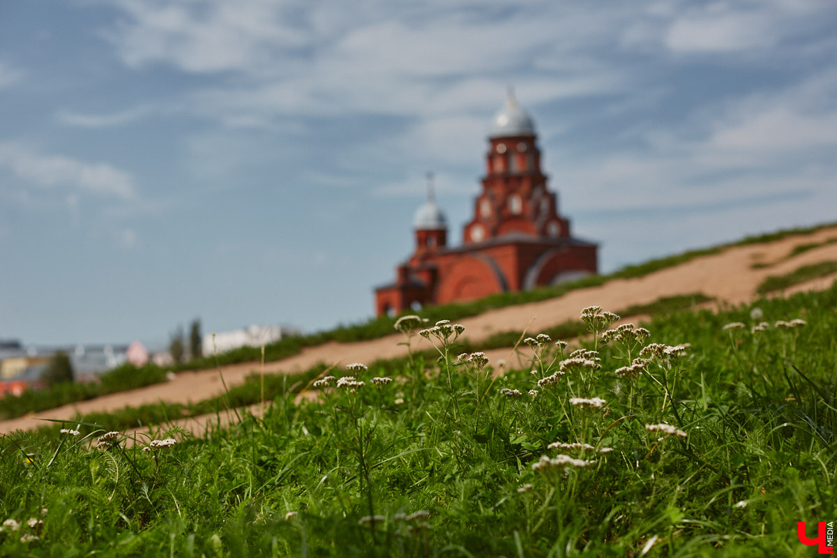 Туристы могут подметить в городе то, что не замечают местные жители. Первые впечатления, конечно, бывают ошибочными, но атмосферу гости считывают с первых минут. Что же они думают о Владимире? «Ключ-Медиа» задал этот вопрос приезжим, гуляющим в центре 