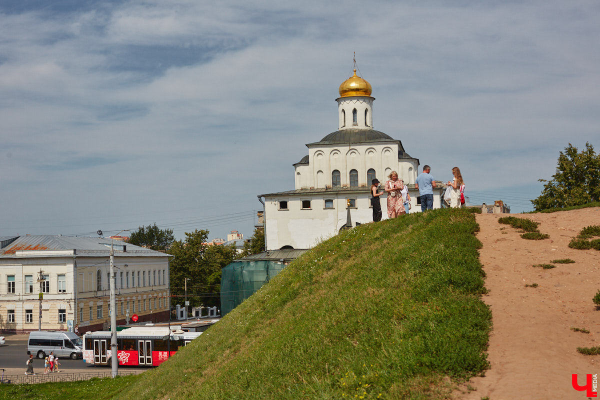 Туристы могут подметить в городе то, что не замечают местные жители. Первые впечатления, конечно, бывают ошибочными, но атмосферу гости считывают с первых минут. Что же они думают о Владимире? «Ключ-Медиа» задал этот вопрос приезжим, гуляющим в центре 