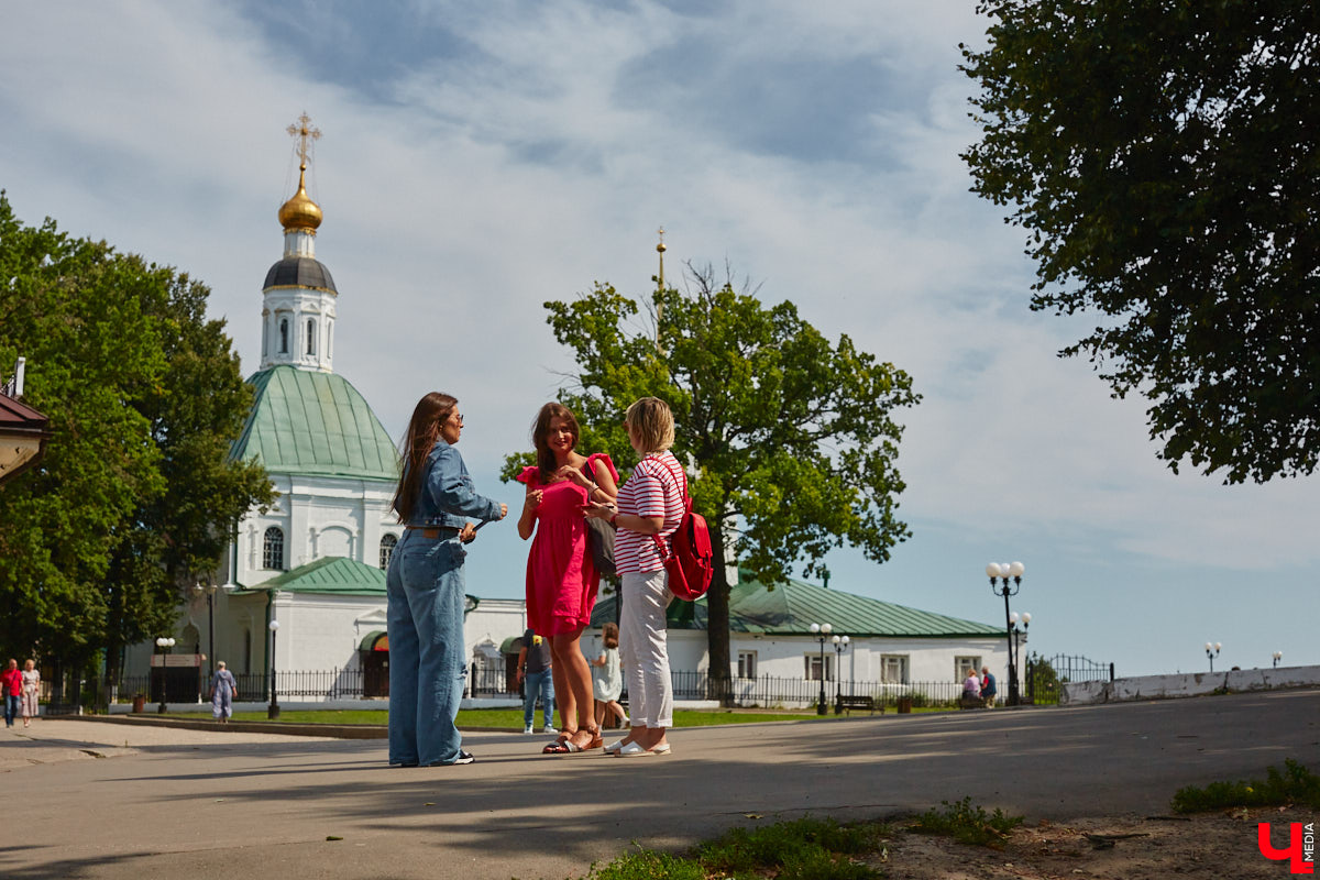 Туристы могут подметить в городе то, что не замечают местные жители. Первые впечатления, конечно, бывают ошибочными, но атмосферу гости считывают с первых минут. Что же они думают о Владимире? «Ключ-Медиа» задал этот вопрос приезжим, гуляющим в центре 