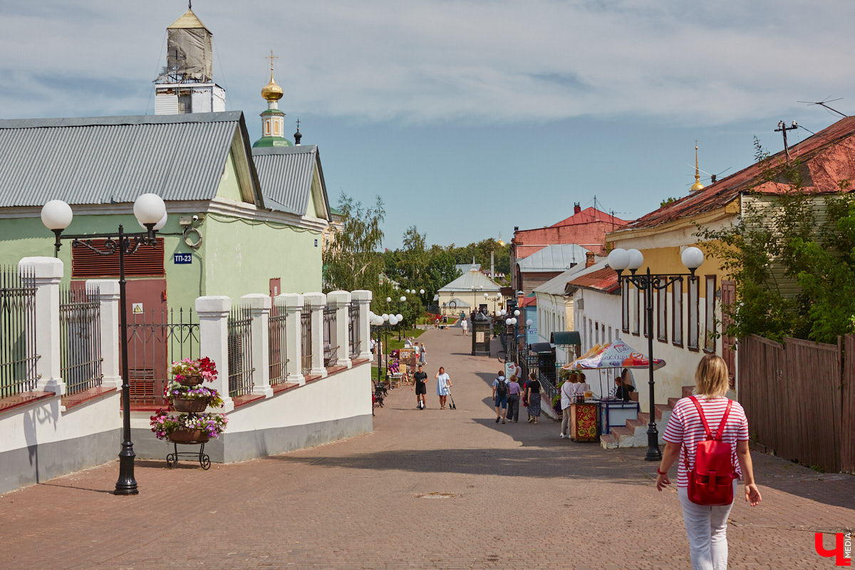 Туристы могут подметить в городе то, что не замечают местные жители. Первые впечатления, конечно, бывают ошибочными, но атмосферу гости считывают с первых минут. Что же они думают о Владимире? «Ключ-Медиа» задал этот вопрос приезжим, гуляющим в центре 
