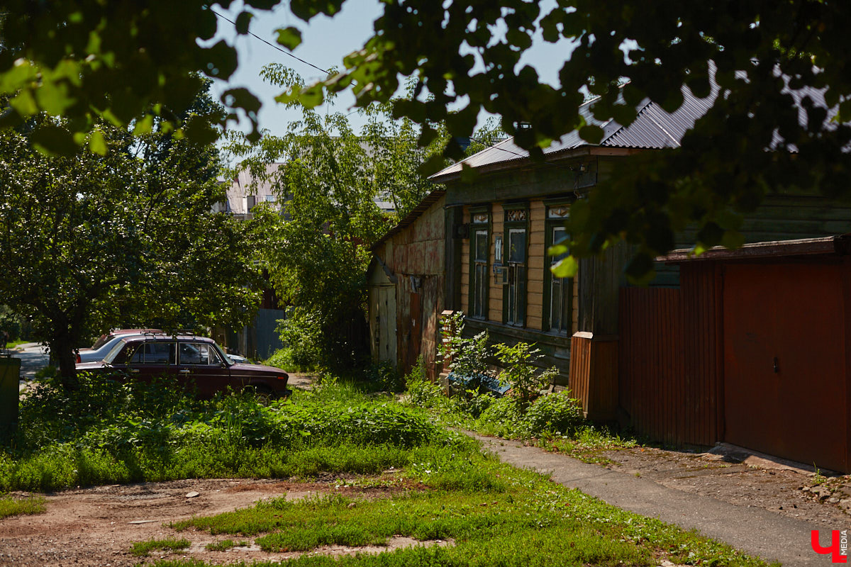 Несмотря на осеннее настроение понедельника, в ближайшие дни жители 33-го региона снова ощутят качественную прожарку солнечными лучами. По крайней мере первую половину недели синоптики рисуют знойной и безоблачной. А какими будут выходные?