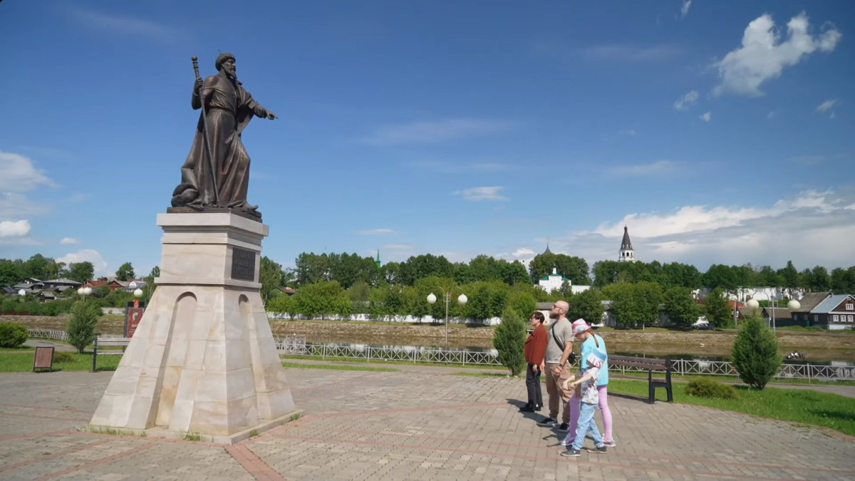 Небольшие города Владимирской области все чаще привлекают не только туристов, но и различные съемочные группы. На этот раз Александров и Юрьев-Польский посетила известная телеведущая Тутта Ларсен вместе с семьей. Путешествие на машине заняло один день и легло в основу очередной серии проекта «ПутеРодитель»