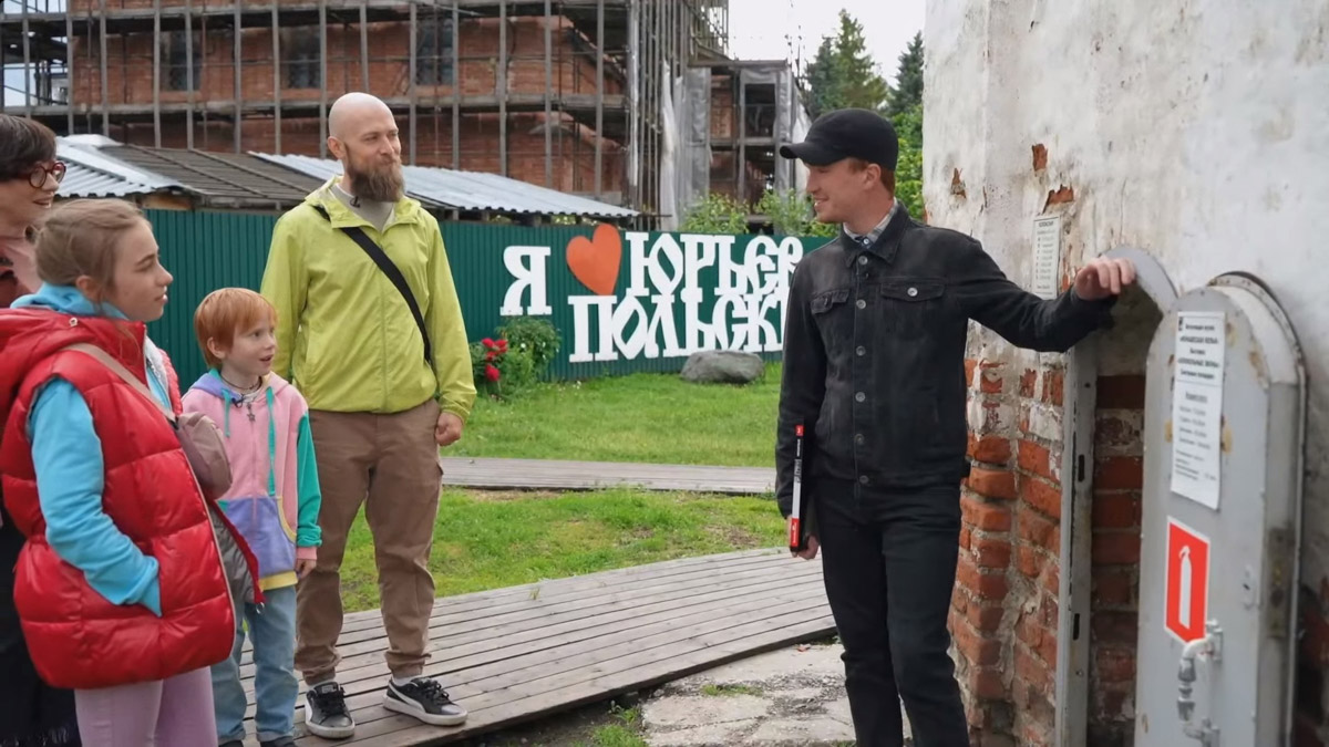 Небольшие города Владимирской области все чаще привлекают не только туристов, но и различные съемочные группы. На этот раз Александров и Юрьев-Польский посетила известная телеведущая Тутта Ларсен вместе с семьей. Путешествие на машине заняло один день и легло в основу очередной серии проекта «ПутеРодитель»