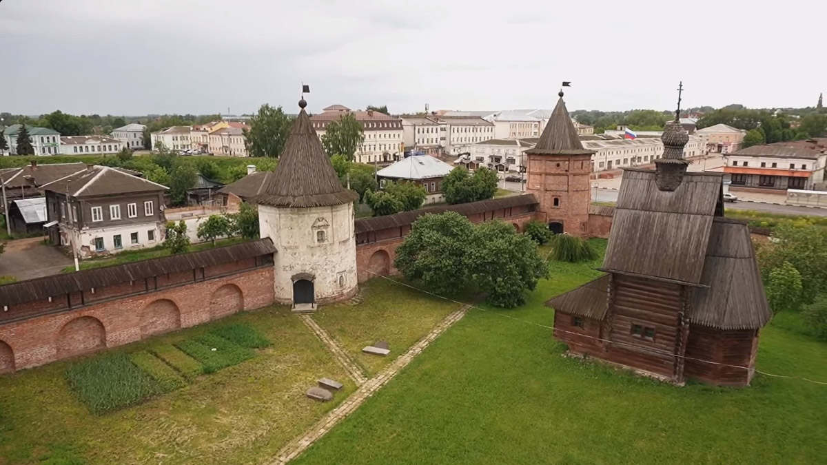 Небольшие города Владимирской области все чаще привлекают не только туристов, но и различные съемочные группы. На этот раз Александров и Юрьев-Польский посетила известная телеведущая Тутта Ларсен вместе с семьей. Путешествие на машине заняло один день и легло в основу очередной серии проекта «ПутеРодитель»