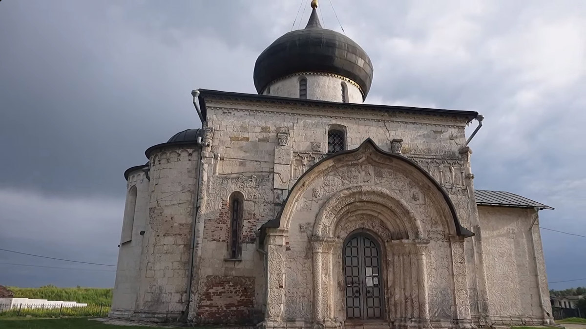 Небольшие города Владимирской области все чаще привлекают не только туристов, но и различные съемочные группы. На этот раз Александров и Юрьев-Польский посетила известная телеведущая Тутта Ларсен вместе с семьей. Путешествие на машине заняло один день и легло в основу очередной серии проекта «ПутеРодитель»
