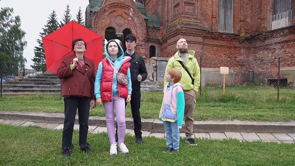 Небольшие города Владимирской области все чаще привлекают не только туристов, но и различные съемочные группы. На этот раз Александров и Юрьев-Польский посетила известная телеведущая Тутта Ларсен вместе с семьей. Путешествие на машине заняло один день и легло в основу очередной серии проекта «ПутеРодитель»