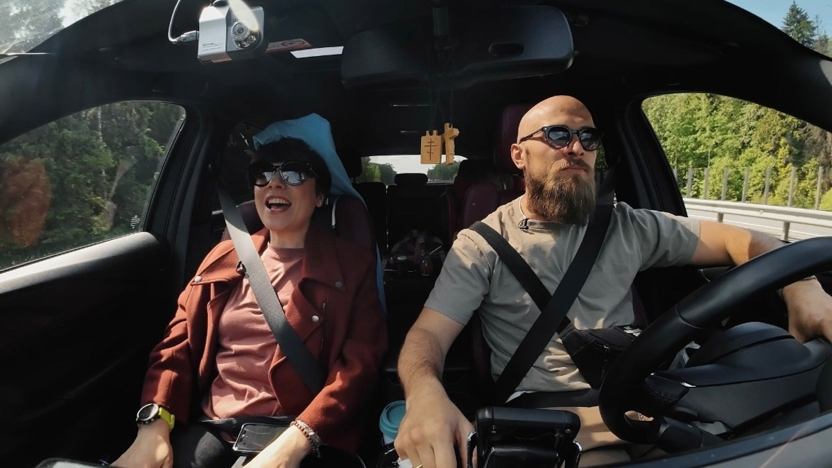 Небольшие города Владимирской области все чаще привлекают не только туристов, но и различные съемочные группы. На этот раз Александров и Юрьев-Польский посетила известная телеведущая Тутта Ларсен вместе с семьей. Путешествие на машине заняло один день и легло в основу очередной серии проекта «ПутеРодитель»