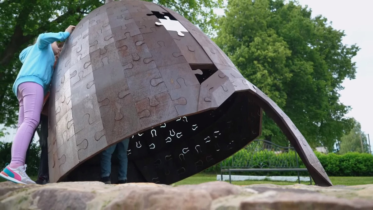 Небольшие города Владимирской области все чаще привлекают не только туристов, но и различные съемочные группы. На этот раз Александров и Юрьев-Польский посетила известная телеведущая Тутта Ларсен вместе с семьей. Путешествие на машине заняло один день и легло в основу очередной серии проекта «ПутеРодитель»