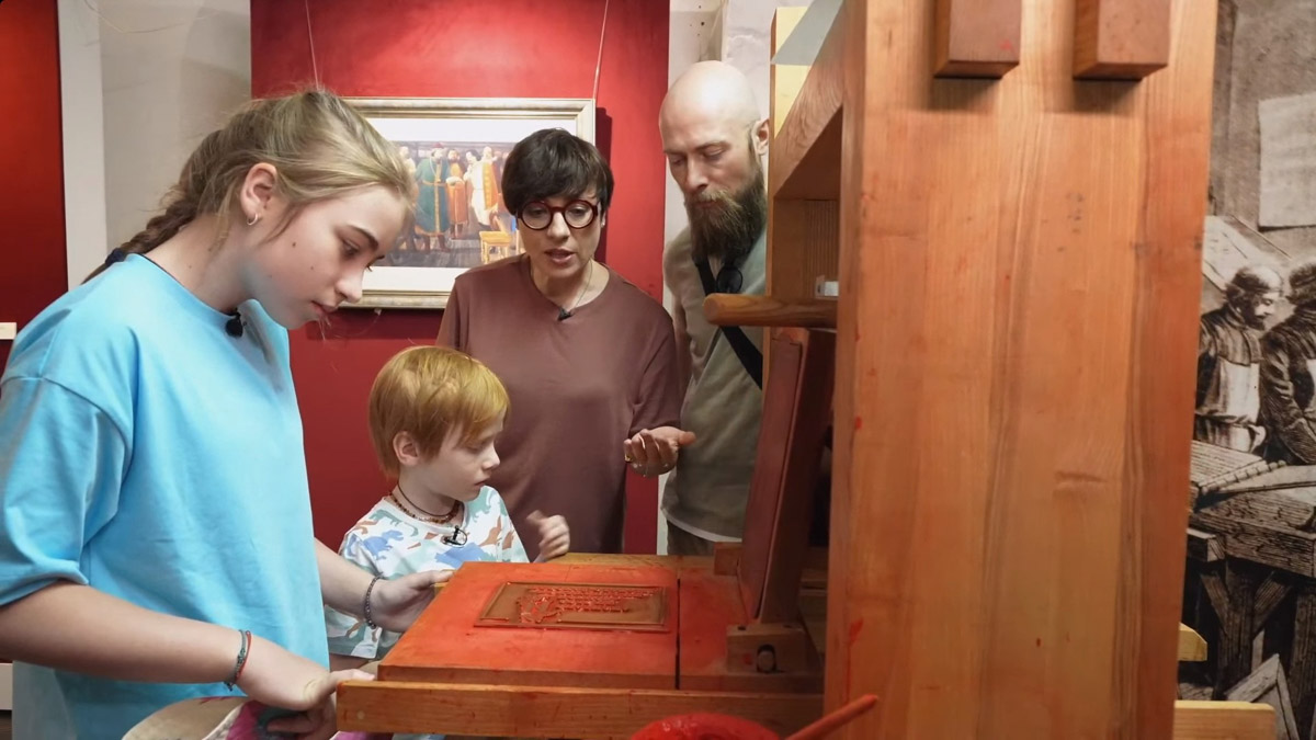 Небольшие города Владимирской области все чаще привлекают не только туристов, но и различные съемочные группы. На этот раз Александров и Юрьев-Польский посетила известная телеведущая Тутта Ларсен вместе с семьей. Путешествие на машине заняло один день и легло в основу очередной серии проекта «ПутеРодитель»