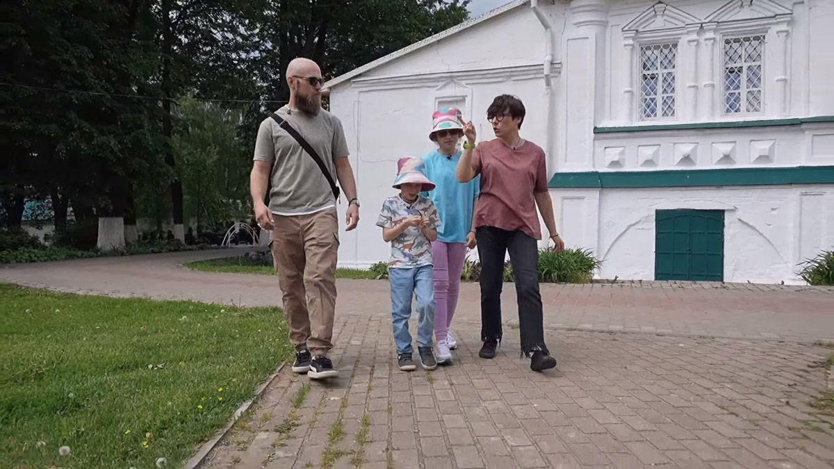 Небольшие города Владимирской области все чаще привлекают не только туристов, но и различные съемочные группы. На этот раз Александров и Юрьев-Польский посетила известная телеведущая Тутта Ларсен вместе с семьей. Путешествие на машине заняло один день и легло в основу очередной серии проекта «ПутеРодитель»