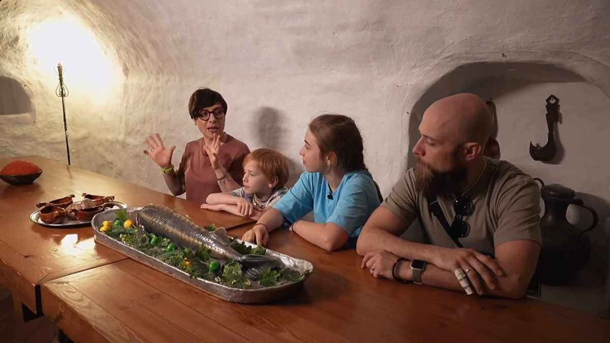 Небольшие города Владимирской области все чаще привлекают не только туристов, но и различные съемочные группы. На этот раз Александров и Юрьев-Польский посетила известная телеведущая Тутта Ларсен вместе с семьей. Путешествие на машине заняло один день и легло в основу очередной серии проекта «ПутеРодитель»