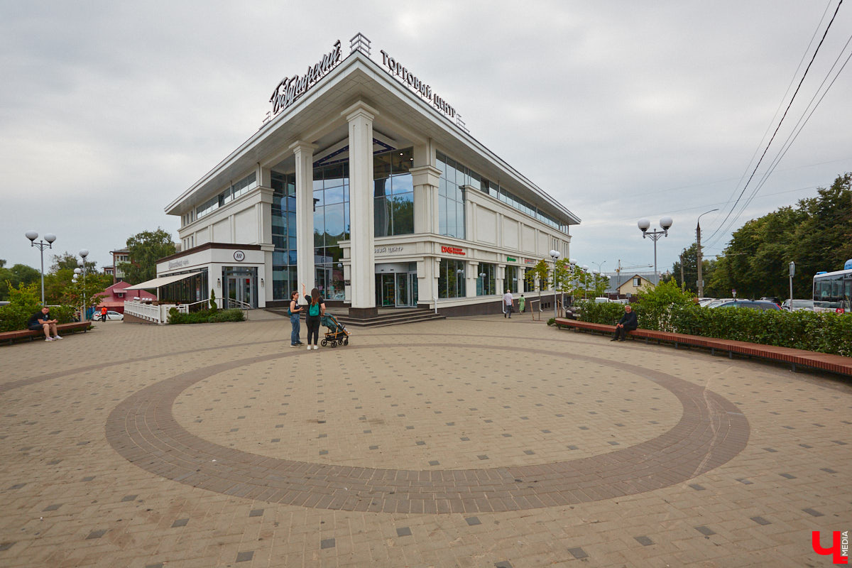 Владимирцы регулярно приезжают на Батурина: одни на рынок за продуктами, другие в Центральный парк погулять. Теперь еще и новый большой ТЦ появился. Но если свернуть от него вправо, то можно попасть в настоящий спальный район с массой интересных фишек. «Ключ-Медиа» узнал о них от жительницы улицы Михайловской, с которой совершил познавательный променад