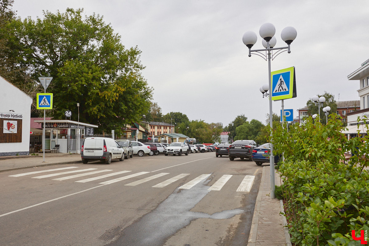 Владимирцы регулярно приезжают на Батурина: одни на рынок за продуктами, другие в Центральный парк погулять. Теперь еще и новый большой ТЦ появился. Но если свернуть от него вправо, то можно попасть в настоящий спальный район с массой интересных фишек. «Ключ-Медиа» узнал о них от жительницы улицы Михайловской, с которой совершил познавательный променад