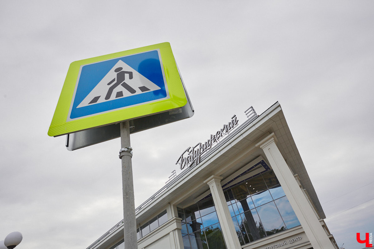 Владимирцы регулярно приезжают на Батурина: одни на рынок за продуктами, другие в Центральный парк погулять. Теперь еще и новый большой ТЦ появился. Но если свернуть от него вправо, то можно попасть в настоящий спальный район с массой интересных фишек. «Ключ-Медиа» узнал о них от жительницы улицы Михайловской, с которой совершил познавательный променад