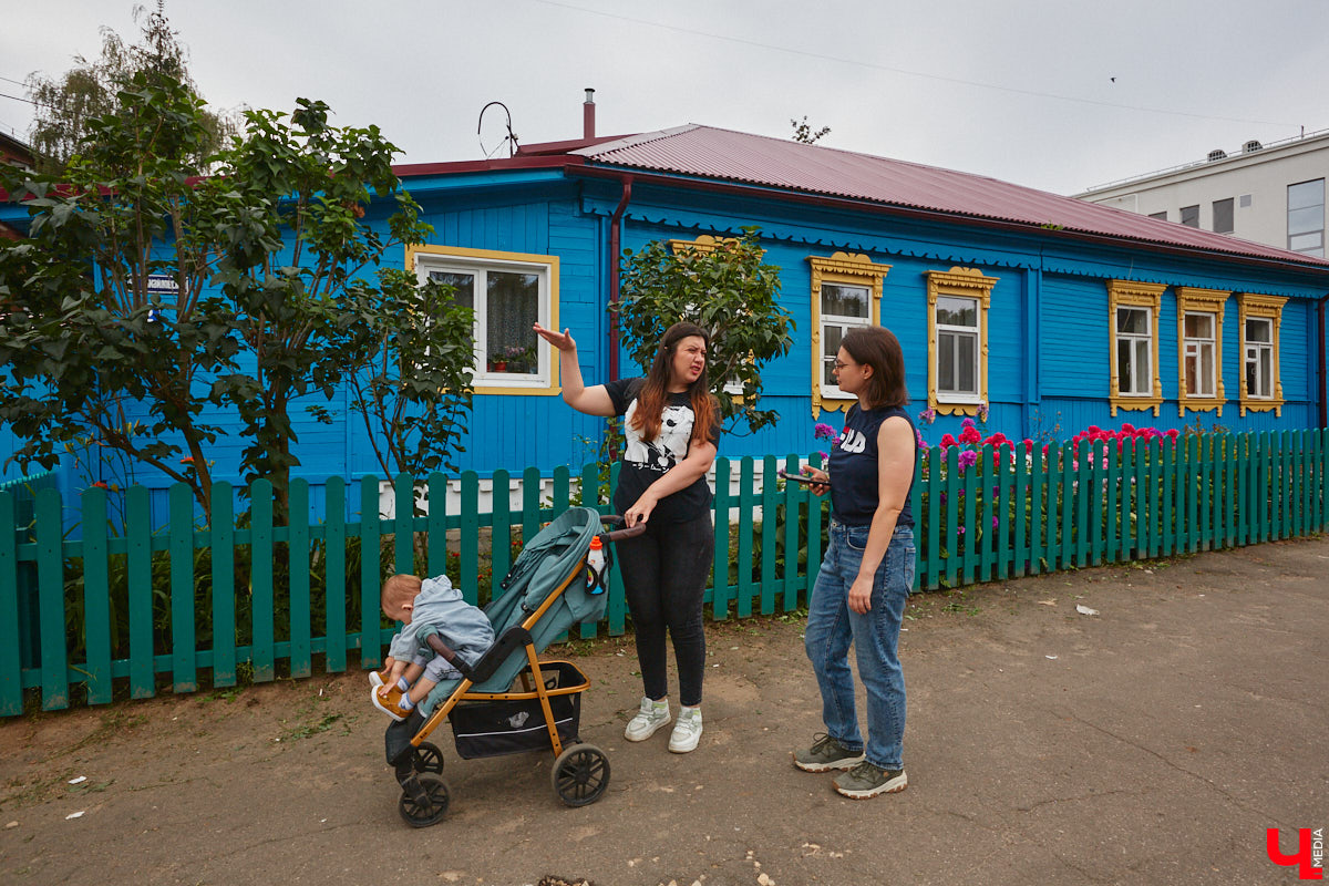 Владимирцы регулярно приезжают на Батурина: одни на рынок за продуктами, другие в Центральный парк погулять. Теперь еще и новый большой ТЦ появился. Но если свернуть от него вправо, то можно попасть в настоящий спальный район с массой интересных фишек. «Ключ-Медиа» узнал о них от жительницы улицы Михайловской, с которой совершил познавательный променад