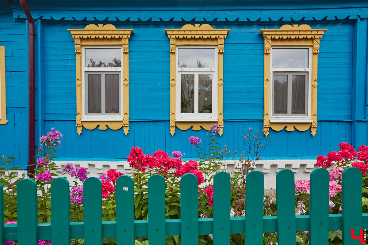 Владимирцы регулярно приезжают на Батурина: одни на рынок за продуктами, другие в Центральный парк погулять. Теперь еще и новый большой ТЦ появился. Но если свернуть от него вправо, то можно попасть в настоящий спальный район с массой интересных фишек. «Ключ-Медиа» узнал о них от жительницы улицы Михайловской, с которой совершил познавательный променад