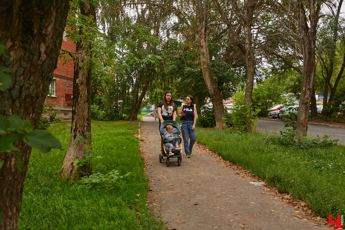 Владимирцы регулярно приезжают на Батурина: одни на рынок за продуктами, другие в Центральный парк погулять. Теперь еще и новый большой ТЦ появился. Но если свернуть от него вправо, то можно попасть в настоящий спальный район с массой интересных фишек. «Ключ-Медиа» узнал о них от жительницы улицы Михайловской, с которой совершил познавательный променад