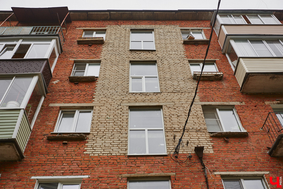 Владимирцы регулярно приезжают на Батурина: одни на рынок за продуктами, другие в Центральный парк погулять. Теперь еще и новый большой ТЦ появился. Но если свернуть от него вправо, то можно попасть в настоящий спальный район с массой интересных фишек. «Ключ-Медиа» узнал о них от жительницы улицы Михайловской, с которой совершил познавательный променад