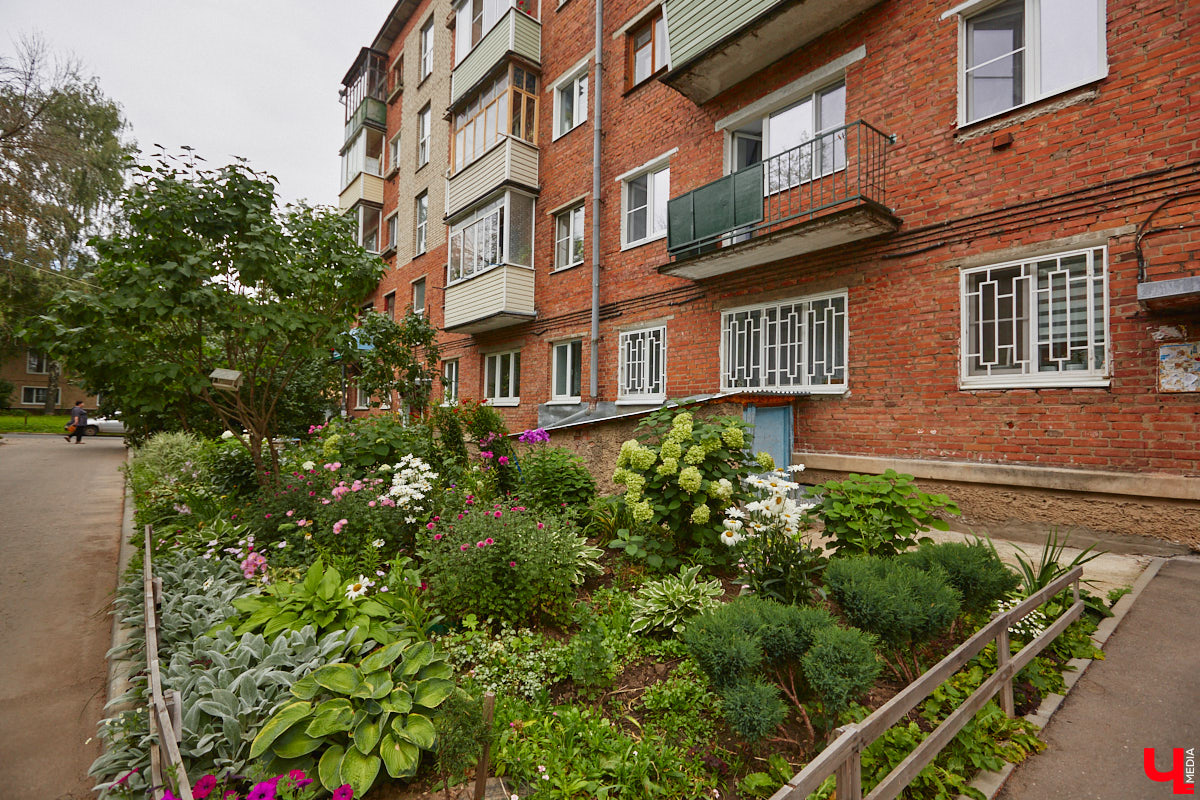 Владимирцы регулярно приезжают на Батурина: одни на рынок за продуктами, другие в Центральный парк погулять. Теперь еще и новый большой ТЦ появился. Но если свернуть от него вправо, то можно попасть в настоящий спальный район с массой интересных фишек. «Ключ-Медиа» узнал о них от жительницы улицы Михайловской, с которой совершил познавательный променад