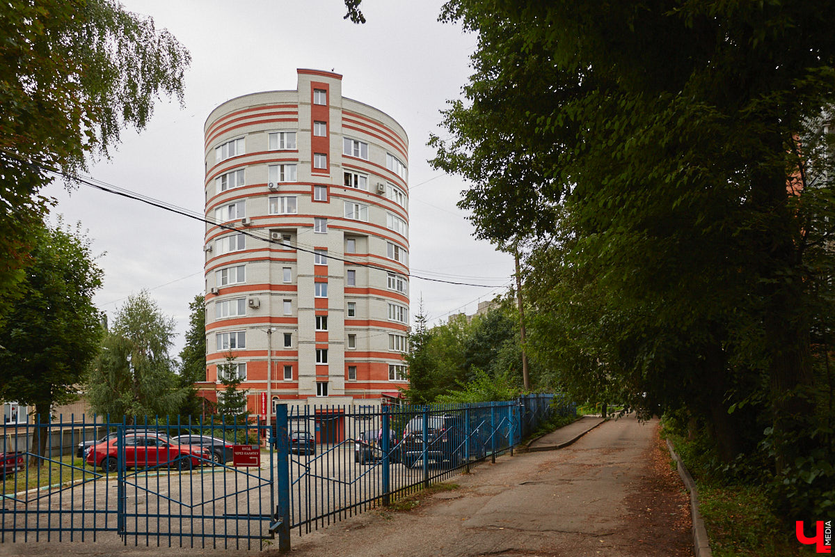 Владимирцы регулярно приезжают на Батурина: одни на рынок за продуктами, другие в Центральный парк погулять. Теперь еще и новый большой ТЦ появился. Но если свернуть от него вправо, то можно попасть в настоящий спальный район с массой интересных фишек. «Ключ-Медиа» узнал о них от жительницы улицы Михайловской, с которой совершил познавательный променад