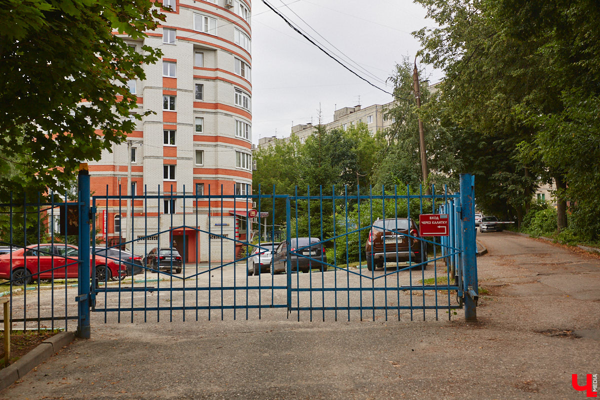 Владимирцы регулярно приезжают на Батурина: одни на рынок за продуктами, другие в Центральный парк погулять. Теперь еще и новый большой ТЦ появился. Но если свернуть от него вправо, то можно попасть в настоящий спальный район с массой интересных фишек. «Ключ-Медиа» узнал о них от жительницы улицы Михайловской, с которой совершил познавательный променад