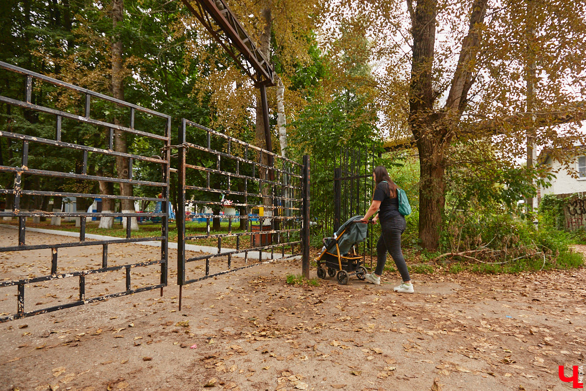 Владимирцы регулярно приезжают на Батурина: одни на рынок за продуктами, другие в Центральный парк погулять. Теперь еще и новый большой ТЦ появился. Но если свернуть от него вправо, то можно попасть в настоящий спальный район с массой интересных фишек. «Ключ-Медиа» узнал о них от жительницы улицы Михайловской, с которой совершил познавательный променад