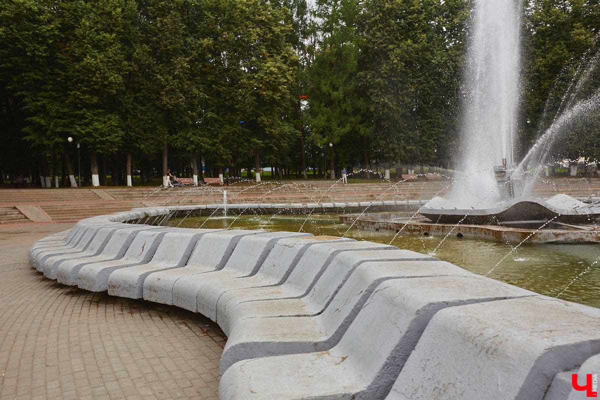 Владимирцы регулярно приезжают на Батурина: одни на рынок за продуктами, другие в Центральный парк погулять. Теперь еще и новый большой ТЦ появился. Но если свернуть от него вправо, то можно попасть в настоящий спальный район с массой интересных фишек. «Ключ-Медиа» узнал о них от жительницы улицы Михайловской, с которой совершил познавательный променад