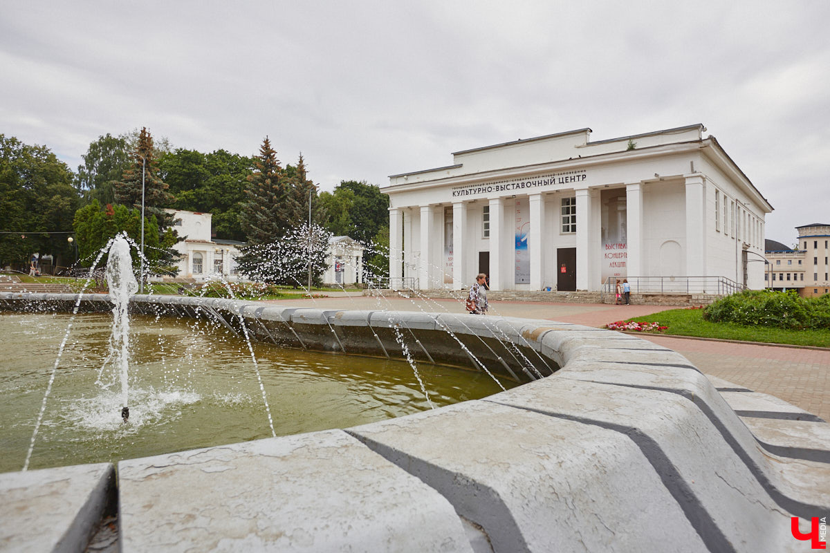 Владимирцы регулярно приезжают на Батурина: одни на рынок за продуктами, другие в Центральный парк погулять. Теперь еще и новый большой ТЦ появился. Но если свернуть от него вправо, то можно попасть в настоящий спальный район с массой интересных фишек. «Ключ-Медиа» узнал о них от жительницы улицы Михайловской, с которой совершил познавательный променад